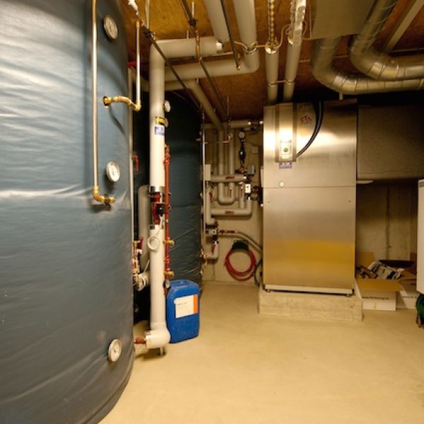 Standardinstallation Minergie <br/> Energiespeicher, Luft/Wasser-Wärmepumpe und kontrollierte Wohnungslüftung